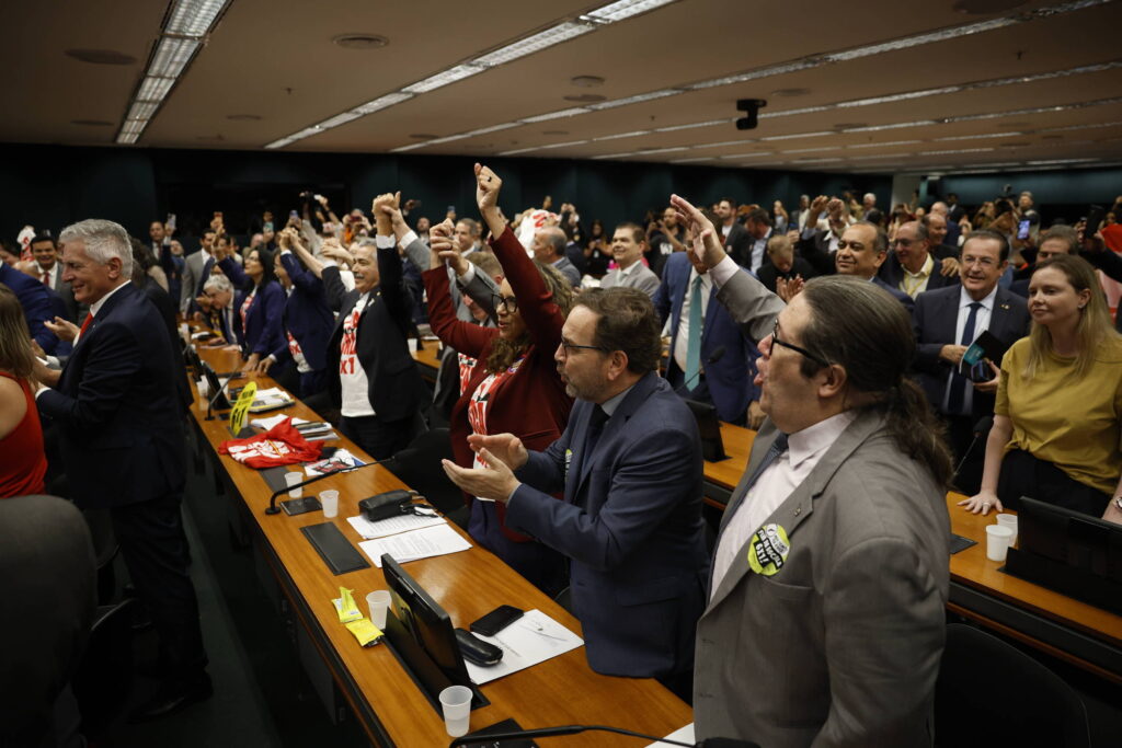 Comissão da PEC 6x1: Veja como votaram os deputados - 27/05/2026 - Economia