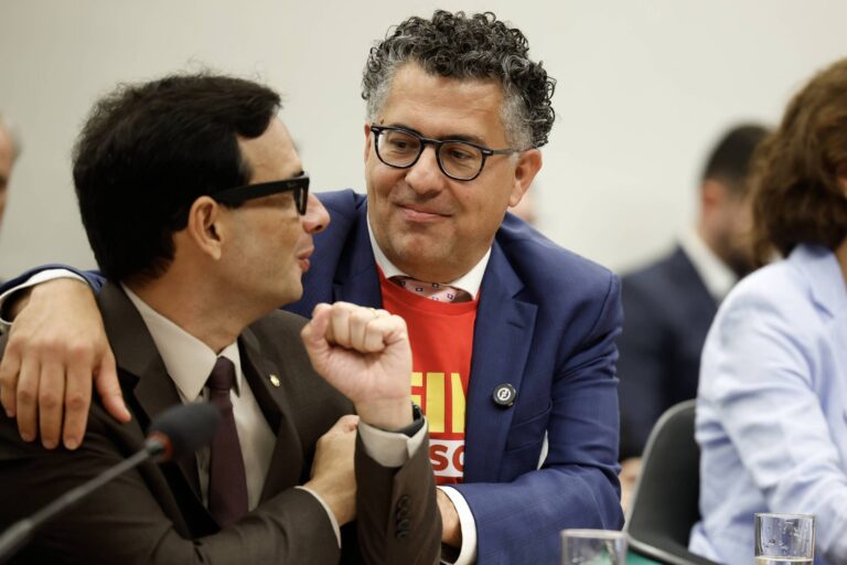 Comissão especial aprova PEC com fim da escala 6x1 - 27/05/2026 - Economia