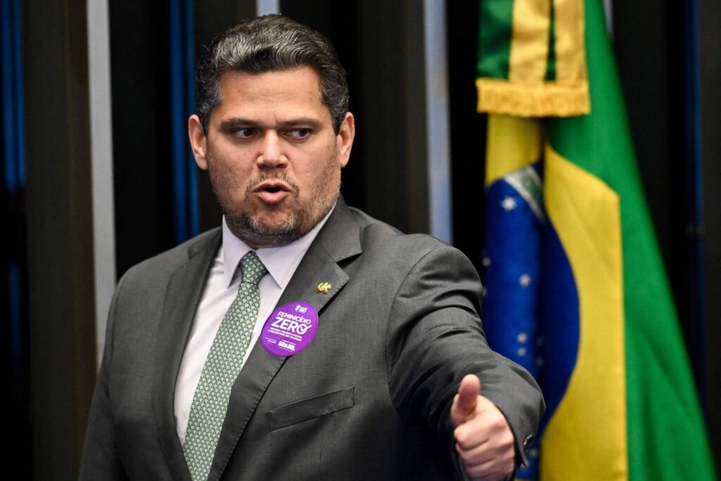 Alcolumbre reclama de pressão do governo por PEC 6x1 - 04/06/2026 - Economia