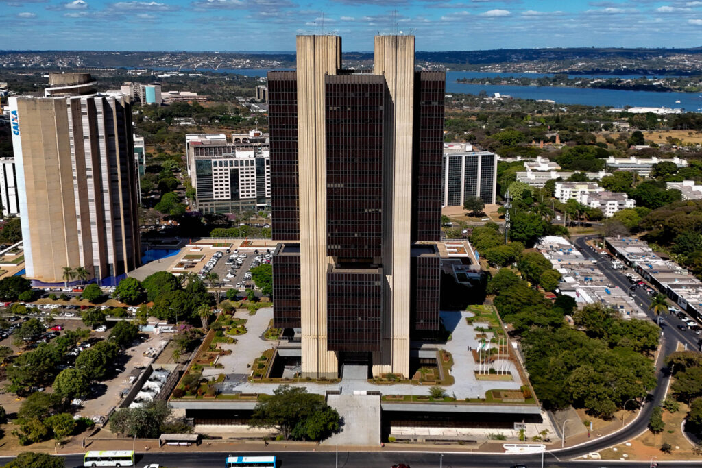 BC alerta que endividamento das famílias segue aumentando - 03/06/2026 - Economia