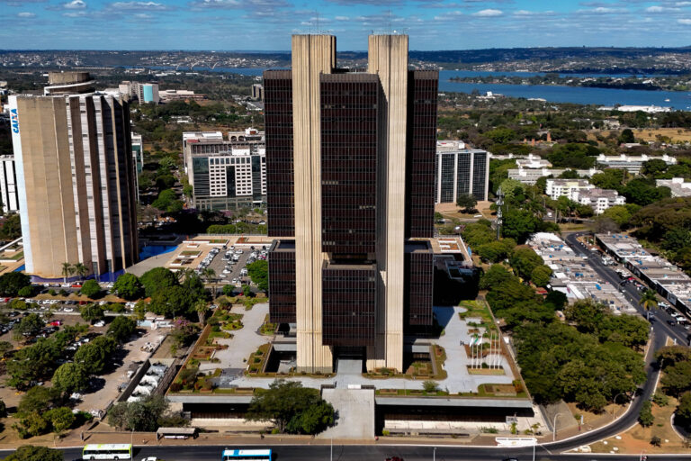 BC alerta que endividamento das famílias segue aumentando - 03/06/2026 - Economia