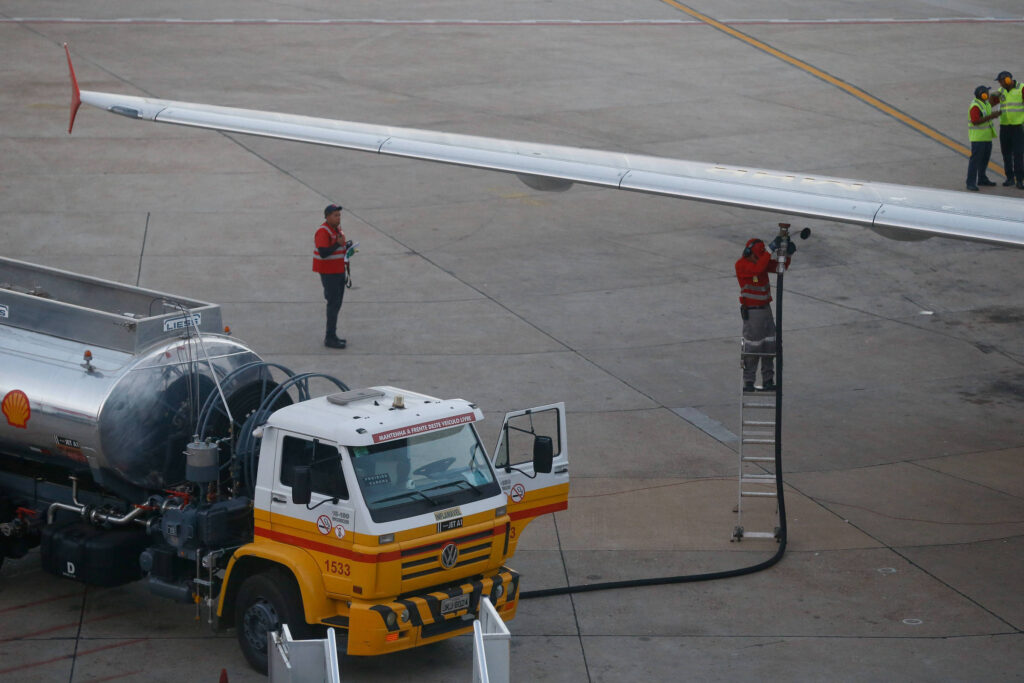 Petrobras reduz em 14,2% preço do querosene de aviação - 01/06/2026 - Economia