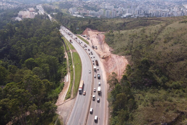 Rodovia federal é asfaltada com plástico reciclado - 02/06/2026 - Painel S.A.
